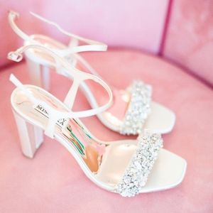 Badgley Mischka Designer Name Brand White Rhinestones Wedding High Heels Size6.5